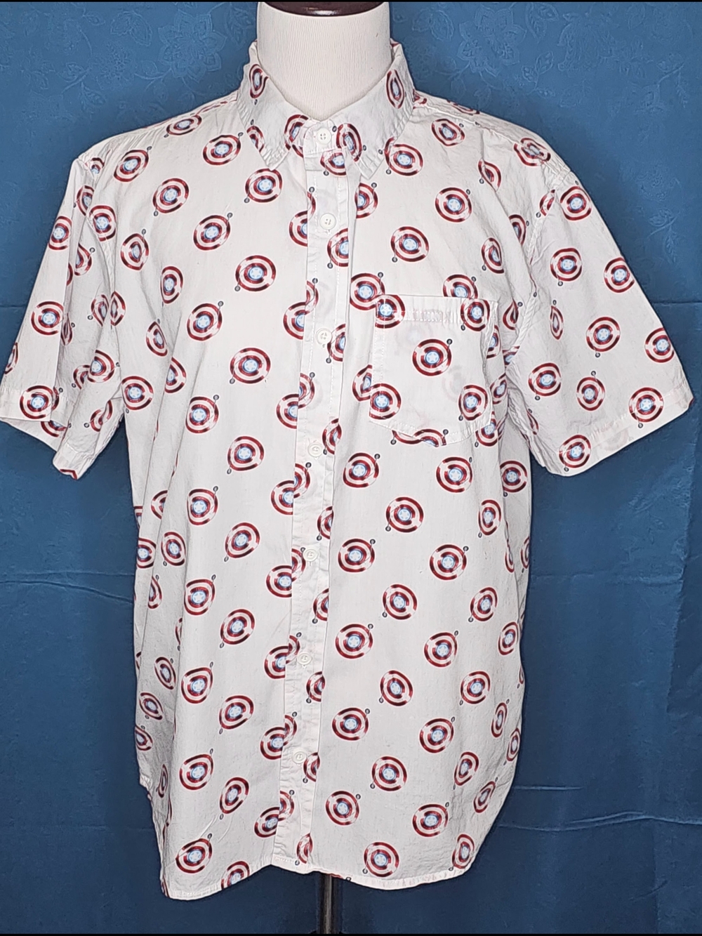 Marvel Avengers, Captain America Bullseye Shiel Button Down Short Sleeve Shirt L
